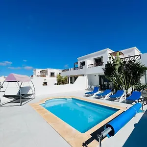 https://villa-jasmine-playa-blanca-lanzarote.in-canary-islands.com